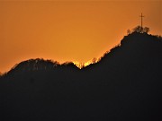 63 Il sole si abbassa dietro il Monte Zucco